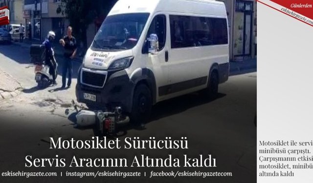 Motosiklet sürücüsü servis aracının altında kaldı