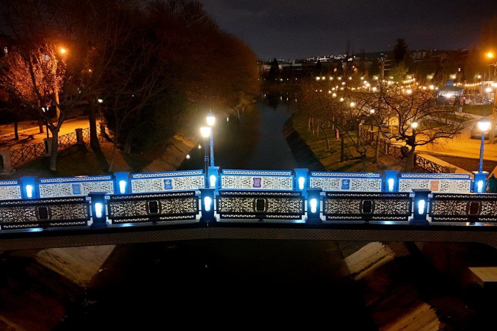 Eskişehir'in yeni köprüsü göz kamaştırıyor