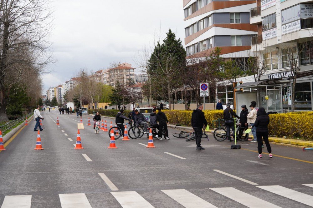 Arabasız pazar'da caddeler yayalara kaldı