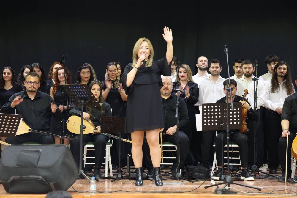 Koro Şefi Serpil Çekim Gürsel ve talebeleri dinleyenlere muhteşem bir gece yaşattı